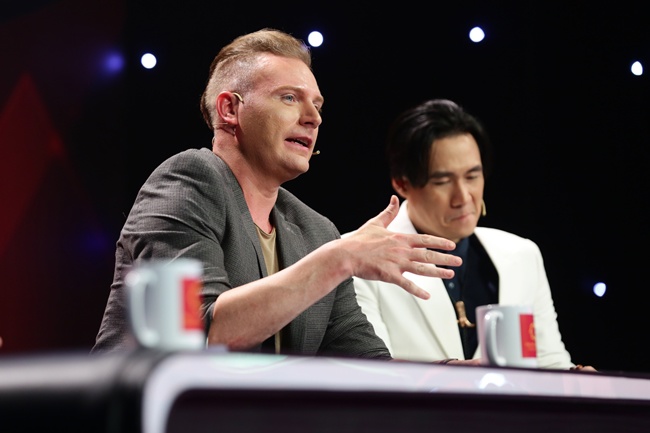 MC Quyền Linh vác bình oxy 60kg chạy như bay cứu người, đau đớn khi bị rơi trúng chân - 4