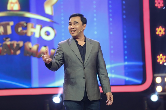 MC Quyền Linh vác bình oxy 60kg chạy như bay cứu người, đau đớn khi bị rơi trúng chân - 3