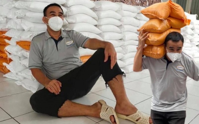 MC Quyền Linh vác bình oxy 60kg chạy như bay cứu người, đau đớn khi bị rơi trúng chân - 1