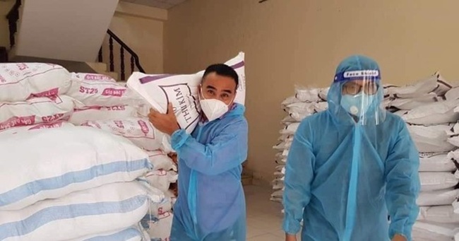 Những hình ảnh giản dị, lăn xả của a classTextlinkBaiviet hrefhttps://eva.vn/lang-sao/sao-viet-24h-ai-nu-quyen-linh-khoe-tron-visual-thanh-thuan-trong-cuoc-song-nhu-co-tich-bi-soi-vi-danh-dan-cung-dieu-c20a663520.htmlMC Quyền Linh/a trong mùa dịch.