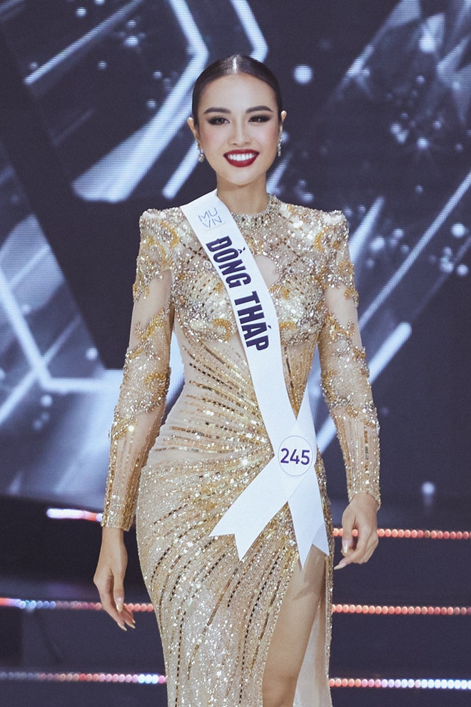 Thủy Tiên cũng có nhiều kinh nghiệm chinh chiến tại các cuộc thi nhan sắc, được biết đến với biệt danh Hoa khôi Ngoại thương 90 kg.