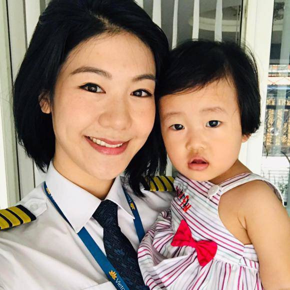Nữ cơ trưởng Huỳnh Lý Đông Phương từng hủy hôn Trương Thế Vinh giờ có con gái lớn xinh hệt mẹ - 5