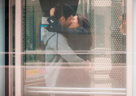 Nếu không muốn bị phát hiện, nên tránh âu yếm trong thang máy. (Ảnh minh họa)