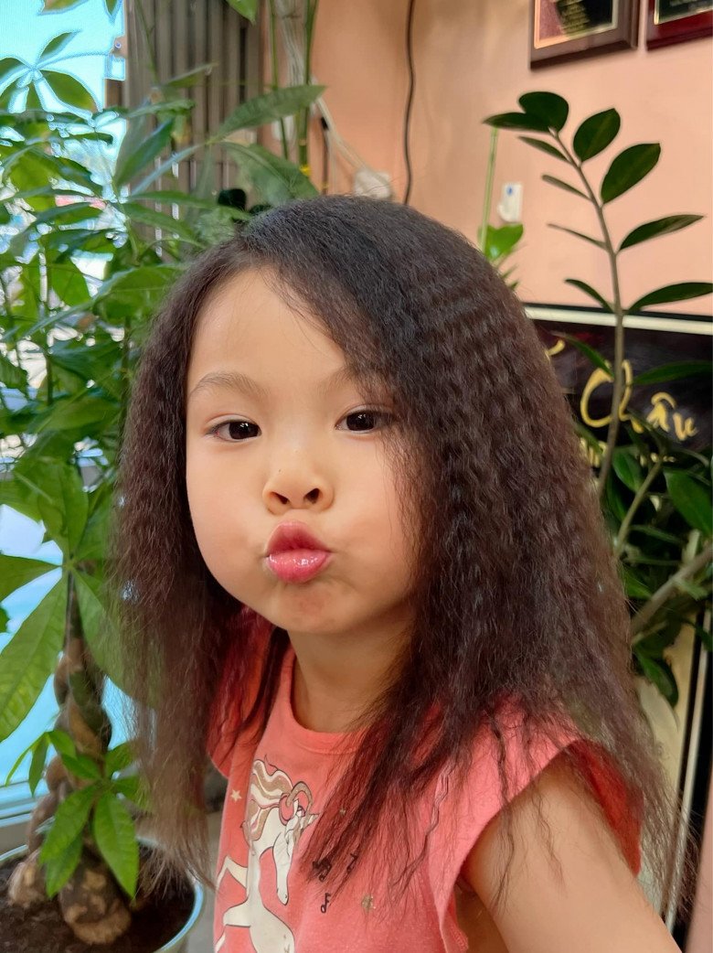 Con gái Thanh Thảo có mái tóc xoăn mới kì lạ, được khen đẹp hơn cả mẹ - 1