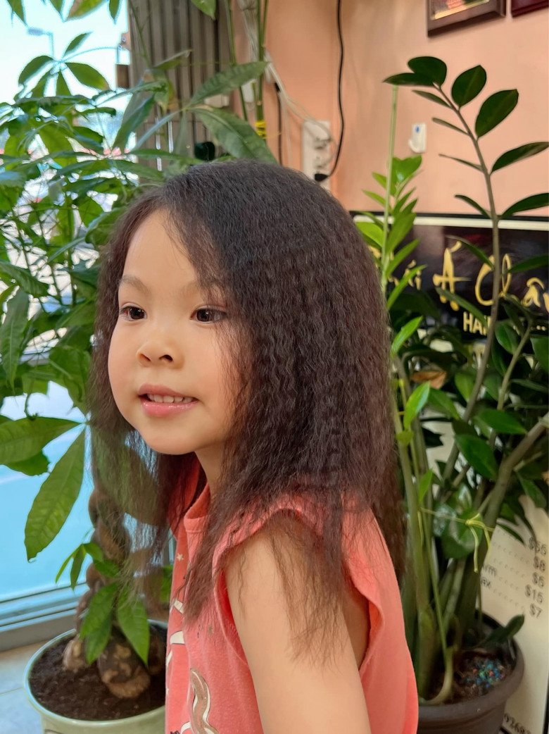 Con gái Thanh Thảo có mái tóc xoăn mới kì lạ, được khen đẹp hơn cả mẹ - 3