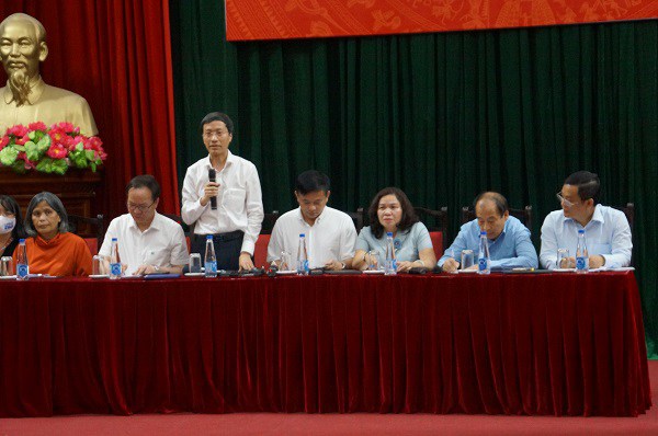 Ông Phan Trọng Lân (đứng) cho rằng, nếu không tiêm vắc xin khi xuất hiện biến thể mới sẽ tăng nguy cơ mắc, tử vong.