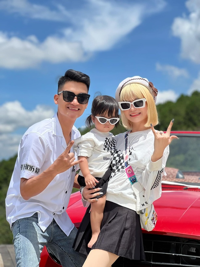 Con gái Mạc Văn Khoa chụp ảnh chuyên nghiệp không kém bất kỳ mẫu nhí nào.