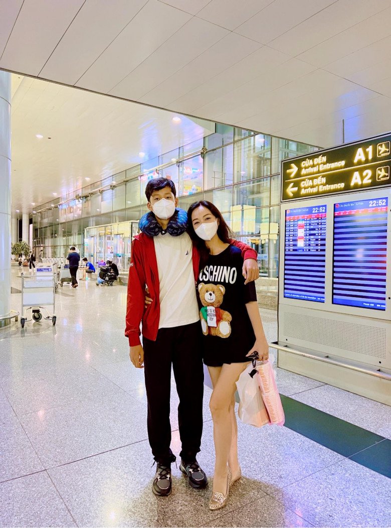 Con trai Jennifer Phạm và Quang Dũng về nước sau 2 năm ở nước ngoài, cao hơn mẹ Hoa hậu 1 cái đầu - 1