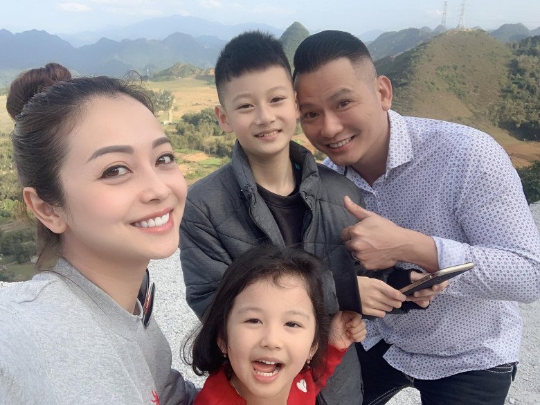 Con trai Jennifer Phạm và Quang Dũng về nước sau 2 năm ở nước ngoài, cao hơn mẹ Hoa hậu 1 cái đầu - 10