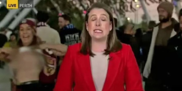 Fan nữ vén áo khoe ngực ngay trên sóng trực tiếp, phóng viên phía trước không hay biết gì - 2