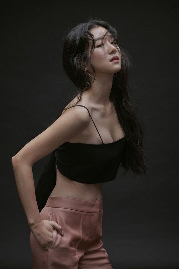 Nữ thần phim 19+ Hàn Quốc không dám diện bikini, ăn mặc kín mà vẫn sexy cỡ này! - 9