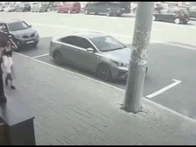 Clip Eva - Clip: Nhầm chân ga, tài xế tông gục người phụ nữ đi bộ trên vỉa hè