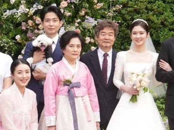Ngôi sao 24/7: Anh trai đăng ảnh ngày Jang Nara cưới, cô dâu quá xinh, khéo giấu chú rể