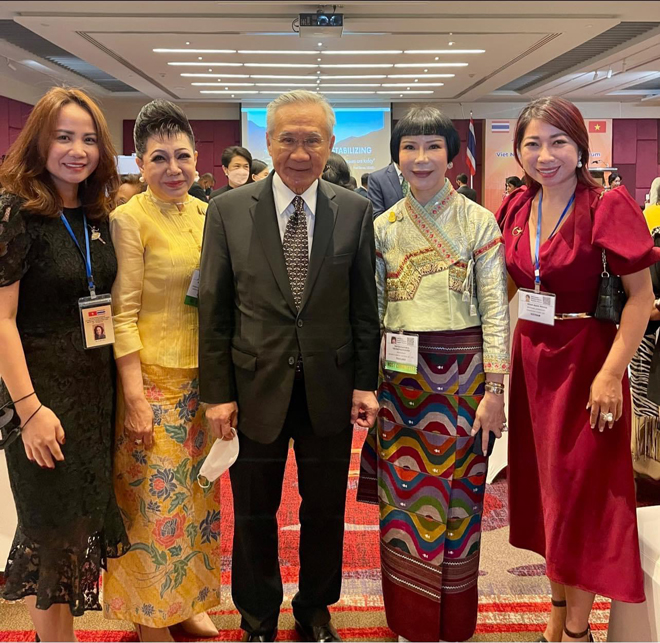 Doanh nhân Đoàn Bạch Phụng tham dự amp; # 34; Global Women's Summit 2022amp; # 34; - Đầu tiên