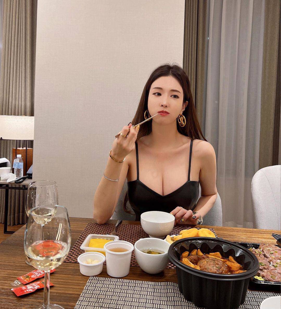 Tokbokki nhiều tinh bột nhưng vẫn được Yoo Jin thưởng thức. Luyện tập chăm chỉ