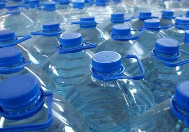 Các bác sĩ cho rằng nguyên nhân khiến đôi vợ chồng mắc ung thư gan đến từ loại nước đóng chai mà hai người thường uống. Ảnh minh họa