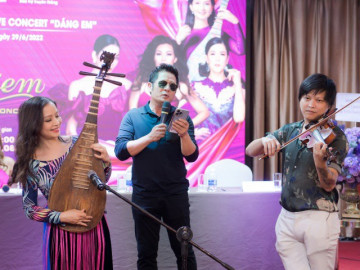 Bằng Kiều lần đầu hát "Bèo dạt mây trôi" với đàn tỳ bà và violin