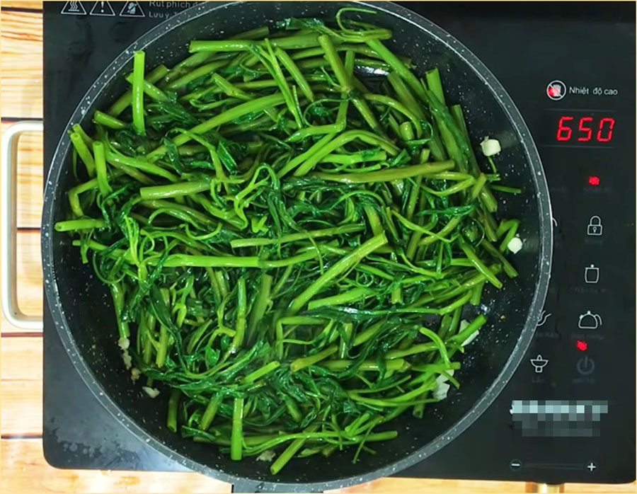 2 ways to make fried spinach with garlic delicious, crispy green, not black - 5