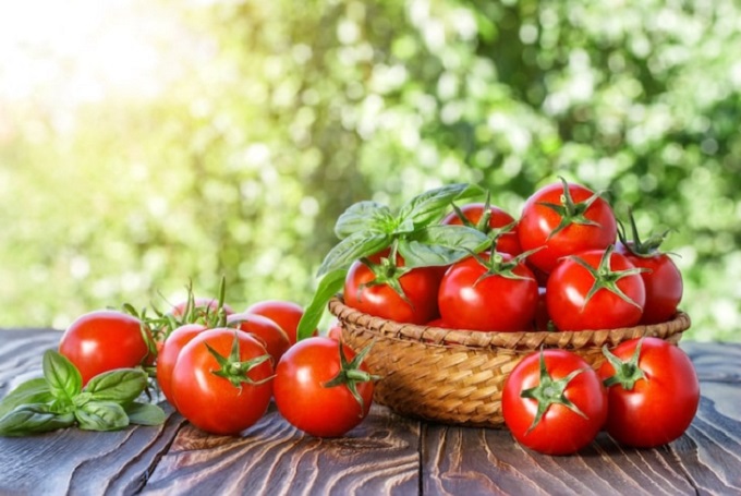 What is the effect of tomatoes and does eating a lot of tomatoes have any effect?  - 3