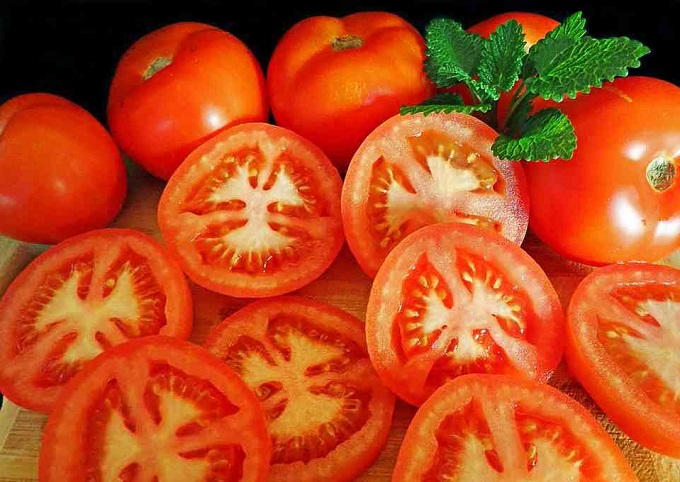 What is the effect of tomatoes and does eating a lot of tomatoes have any effect?  - 4