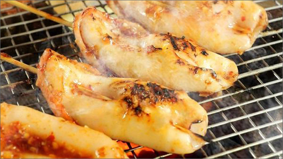 How to make grilled squid with satay, delicious chili salt and pepper, everyone who eats is 