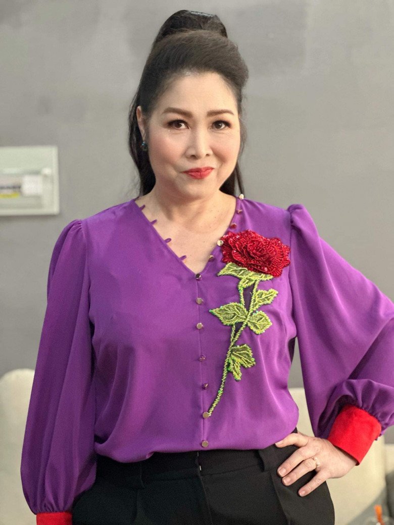 Quên biệt danh amp;#34;Nữ hoàng tinh bộtamp;#34; đi, ngoại hình hiện tại của bà mối Hồng Vân không còn đầy đã - 3