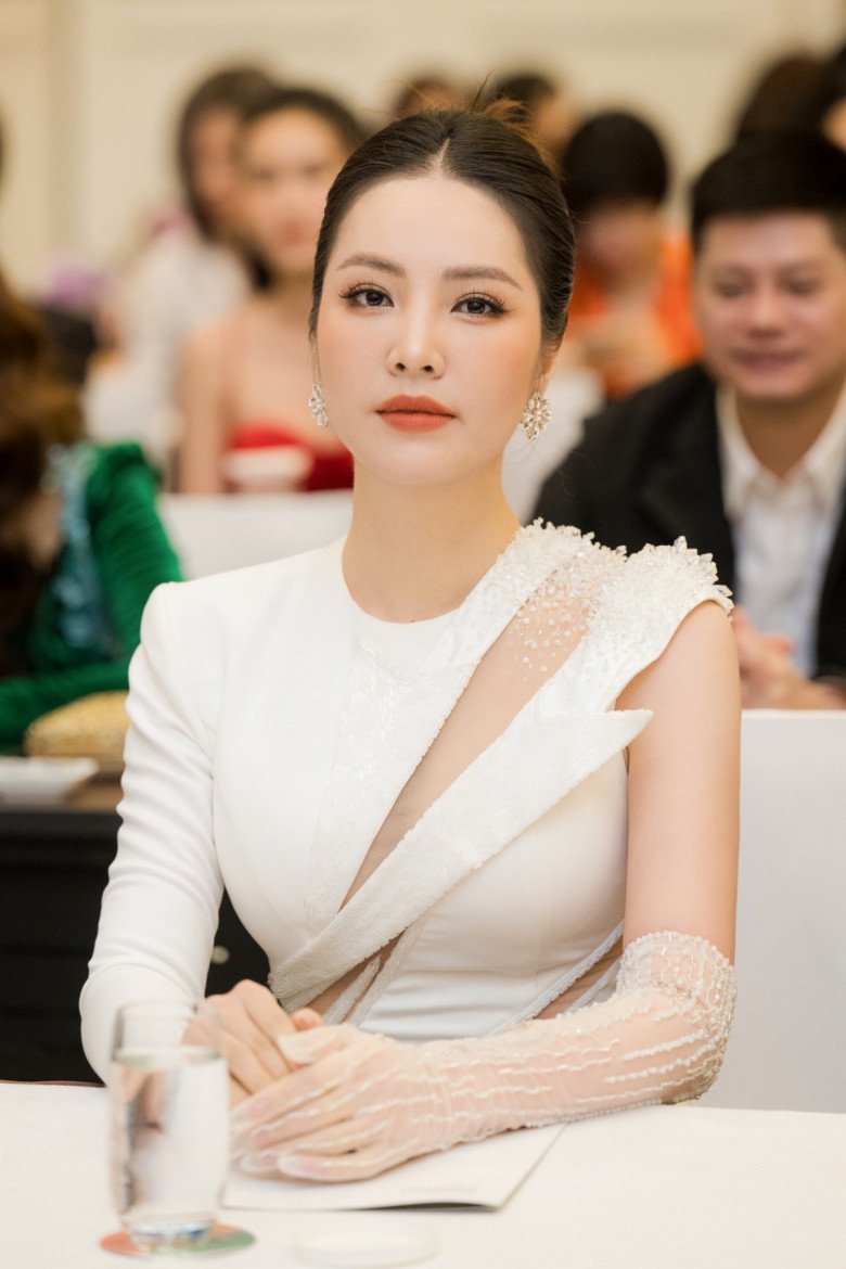 Cô cho biết không áp lực khi mới 37 tuổi đã ngồi ghế nóng chấm thi quý bà.