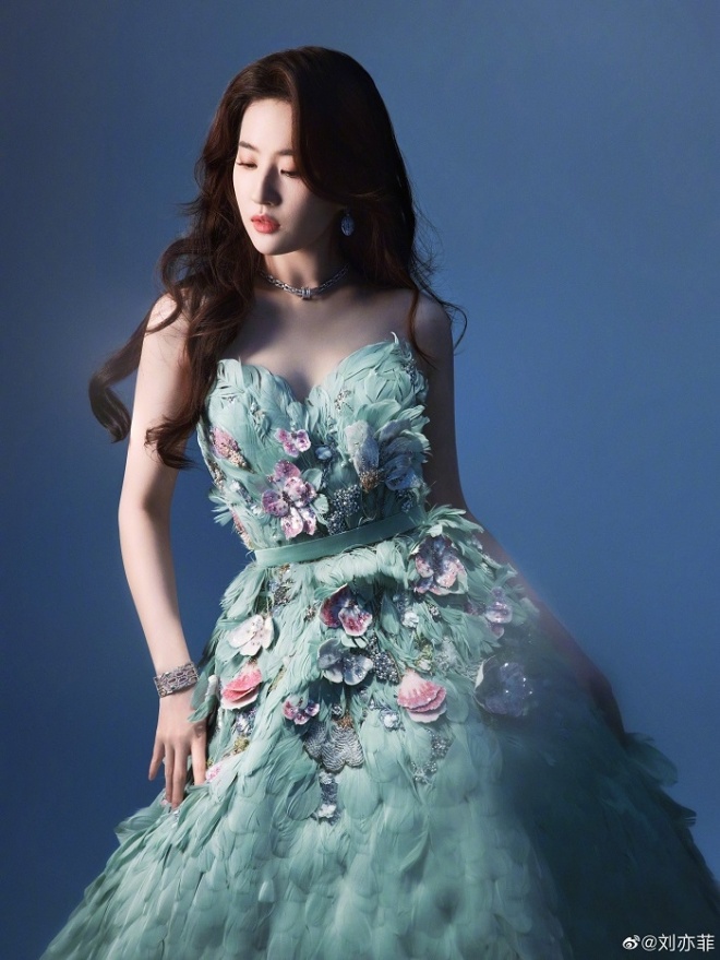 Lưu Diệc Phi tỏa sáng tại Đêm Weibo vừa rồi.