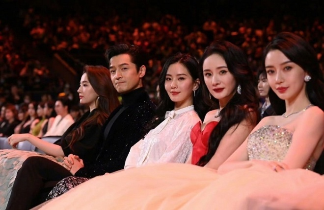 Hồ Ca trở thành sao nam ngăn cách giữa các người đẹp.