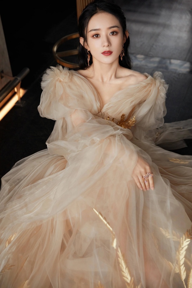 Triệu Lệ Dĩnh cũng bị cô lập giống Lưu Diệc Phi.