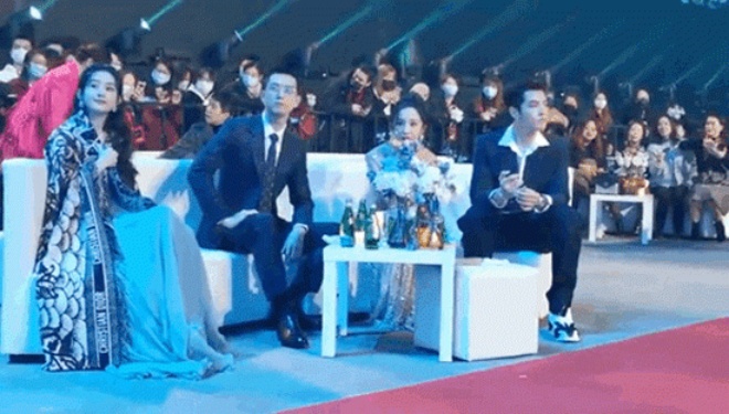 Cùng bàn với Dương Mịch nhưng Triệu Lệ Dĩnh và nàng Bạch Thiển chẳng nói chuyện với nhau.