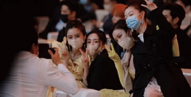 Các người đẹp chụp hình chung mà không có Triệu Lệ Dĩnh.