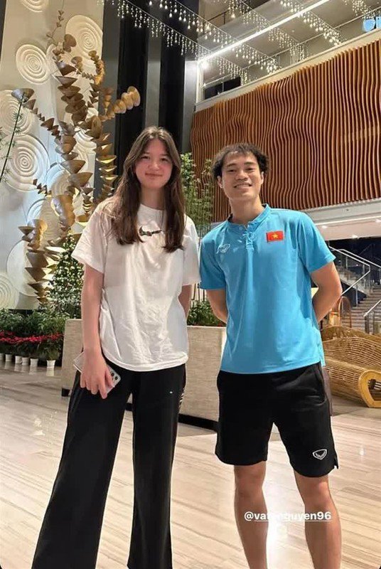 Xuất hiện cô gái lai Tây diện áo dài xinh đẹp, 16 tuổi cao gần 1m8, thân thiết với dàn cầu thủ nổi nhất Việt Nam - 4