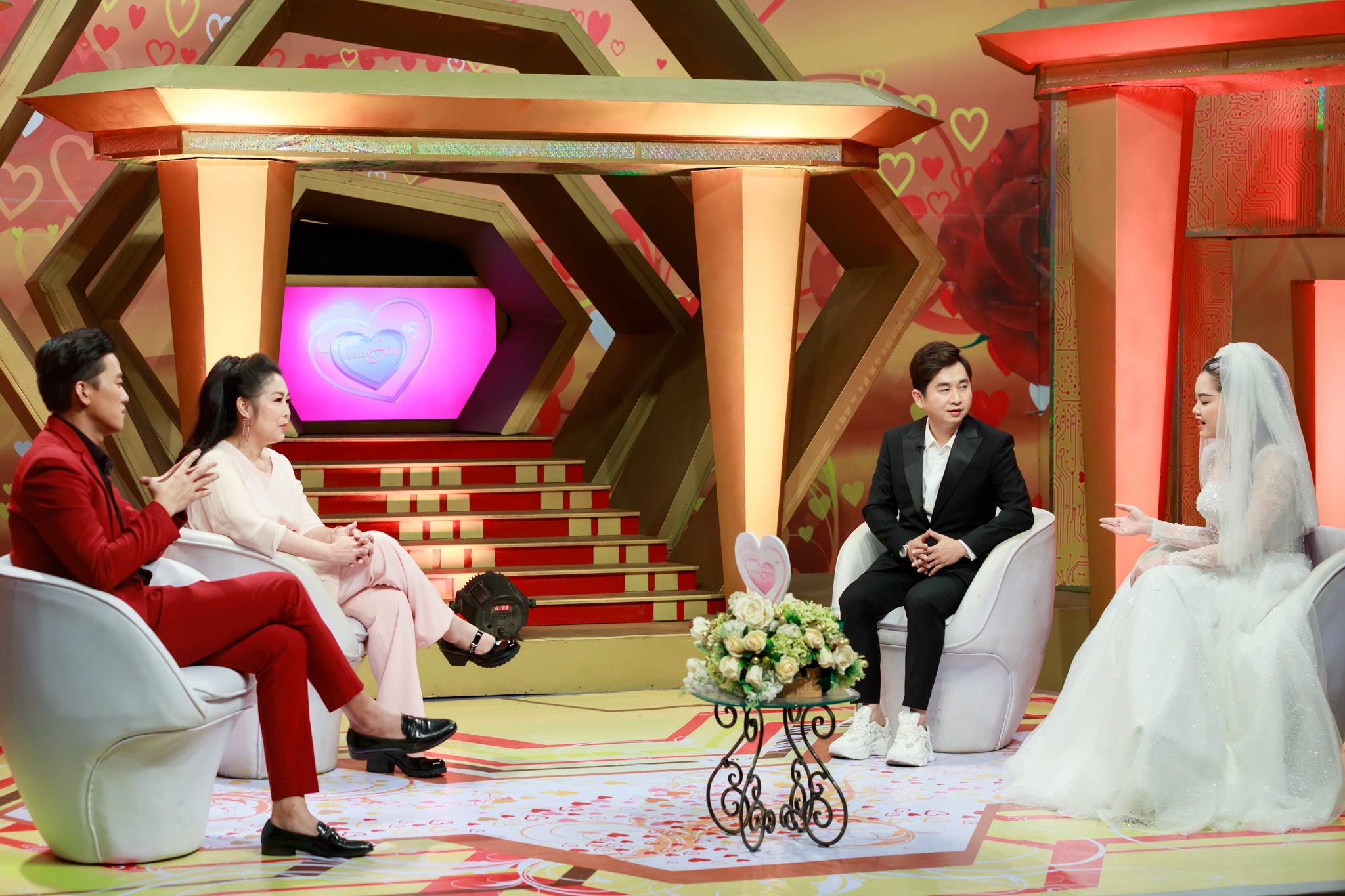 Cặp vợ chồng ca sĩ Bằng Cường - Bảo Anh mặc đồ cô dâu chú rể xuất hiện trên truyền hình.