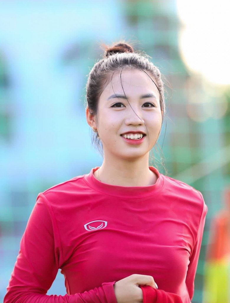 Dàn cầu thủ nữ Việt Nam: Trên sân quần đùi áo số như tomboy, ngoài đời nữ tính, ngắm là yêu - 3