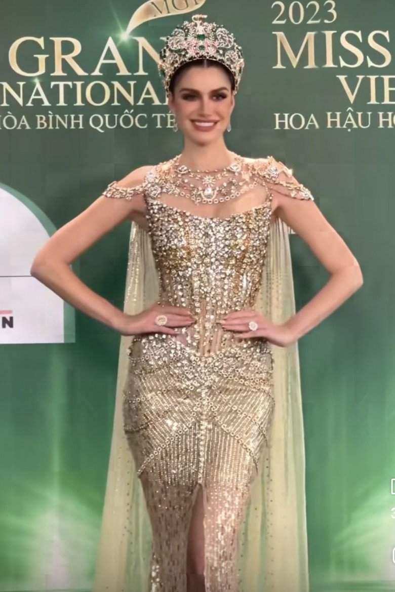 amp;#34;Hoa hậu đẹp nhất hành tinhamp;#34; xuất hiện tại Việt Nam, diện áo truyền thống đẹp như con gái Việt - 11