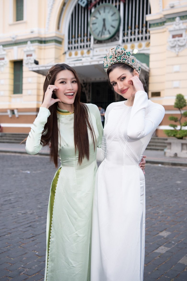 amp;#34;Hoa hậu đẹp nhất hành tinhamp;#34; xuất hiện tại Việt Nam, diện áo truyền thống đẹp như con gái Việt - 7