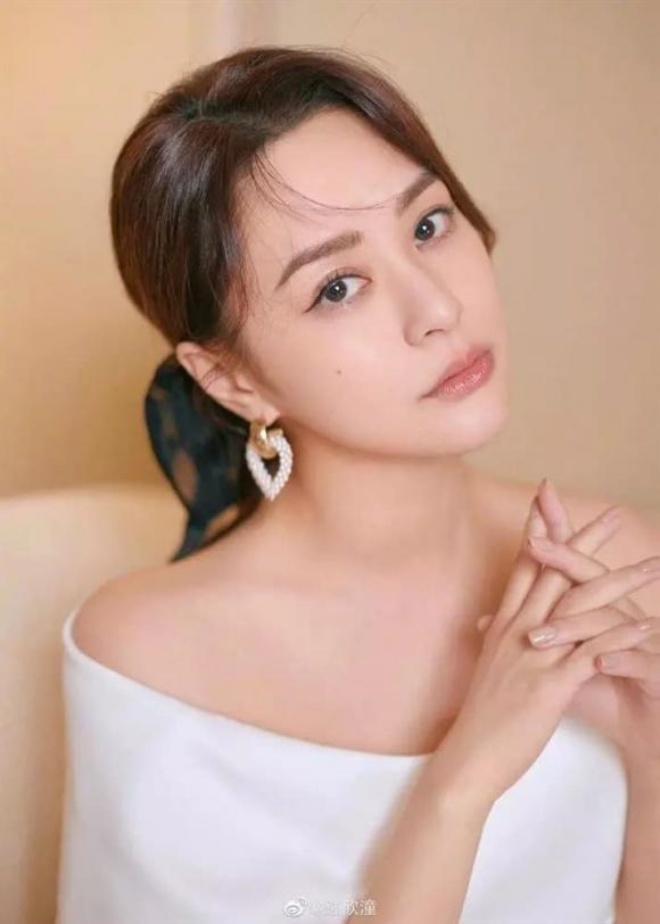 Chung Hân Đồng ở tuổi U50 và chưa công khai tình cảm với ai hậu ly hôn Lại Hoằng Quốc.
