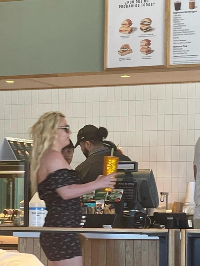 Britney xuất hiện sau khi tháo nhẫn cưới.