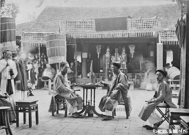 Thời phong kiến chỉ có nam giới mới được đến trường và tham gia các khoa thi – tức người có chữ nghĩa.