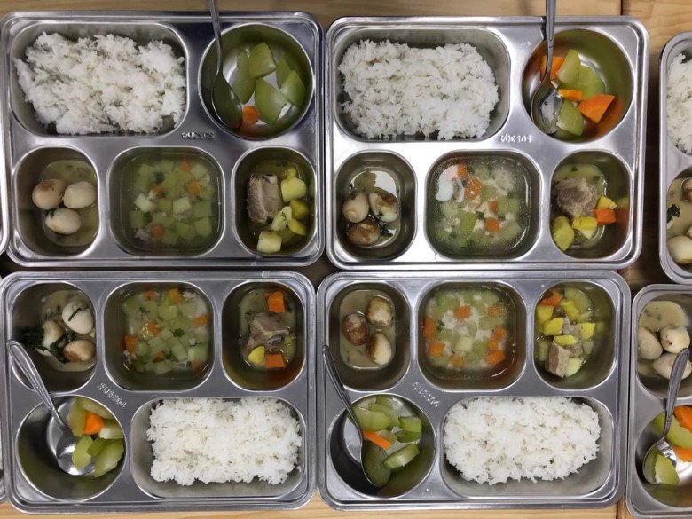 Bữa ăn chủ yếu là rau củ, chỉ có 3 quả trứng cút và một miếng sườn nhỏ