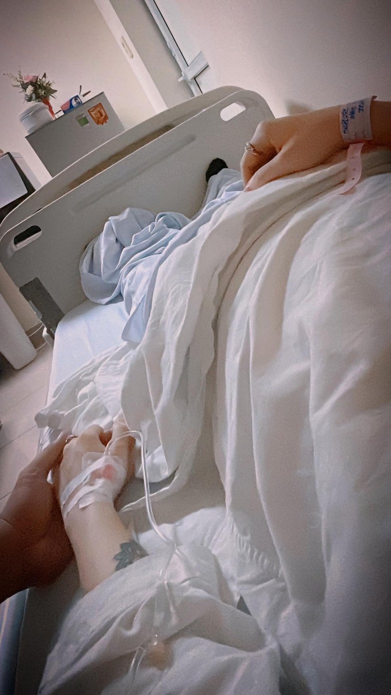 Sau ca mổ đẻ, con được chuyển thẳng lên nằm lồng kính mà mẹ chưa kịp được ôm con trong tay. (Ảnh: NVCC)