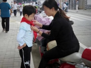 Làm mẹ - "Tại sao mẹ phải đi làm?", ai trả lời “Đi làm kiếm tiền nuôi con” là hỏng bét, khác nào nói trẻ là gánh nặng