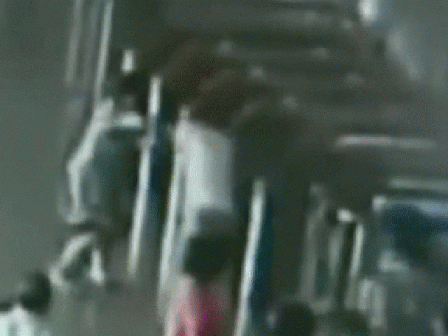 Clip Eva - Clip: Cụ bà "tung chưởng" hạ gục tên cướp đang bỏ chạy thoát thân