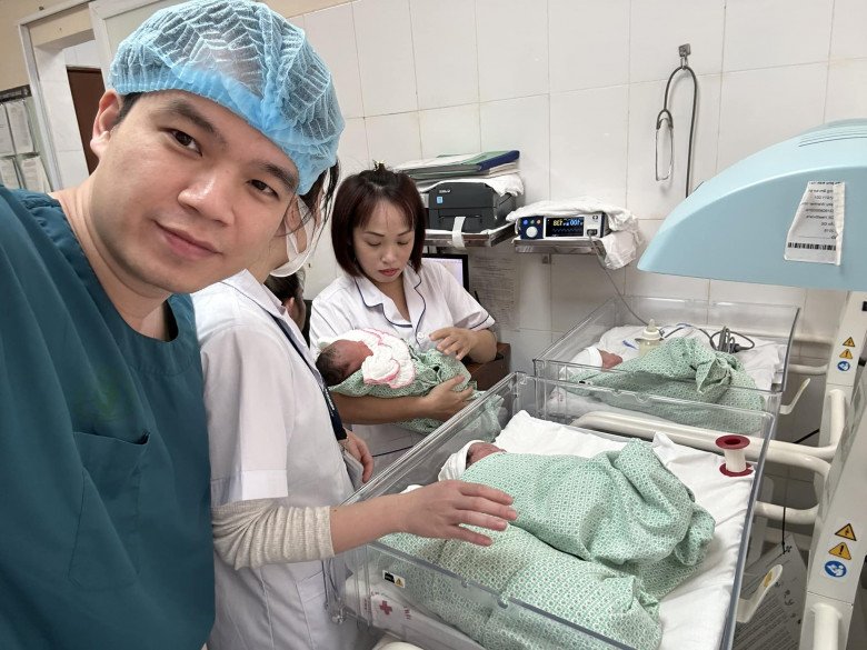 Bác sĩ Nguyễn Trung Đạo bên các em bé mới sinh. (Ảnh: NVCC)