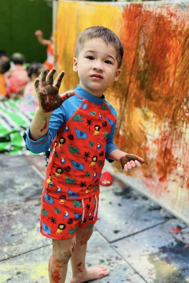 Max là cậu bé năng động, hoạt bát, thích chạy nhảy.