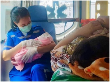 Vợ bất ngờ sinh con trong nhà tắm, chồng chạy vội đến trạm y tế cầu cứu