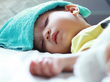 Hai bệnh nhân bị sốt, vì sao người được dặn chườm khăn mát, người kia chườm khăn ấm? Bác sĩ có lý giải bất ngờ