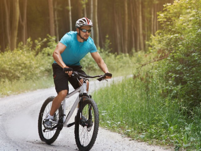 Hi hữu: Ong bay vào miệng khi đang đạp xe, người đàn ông tử vong vì sốc phản vệ