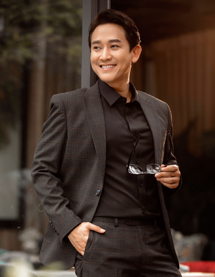 Trẻ trung ở tuổi 43, Hứa Vĩ Văn giữ vững danh hiệu soái ca điện ảnh Việt.